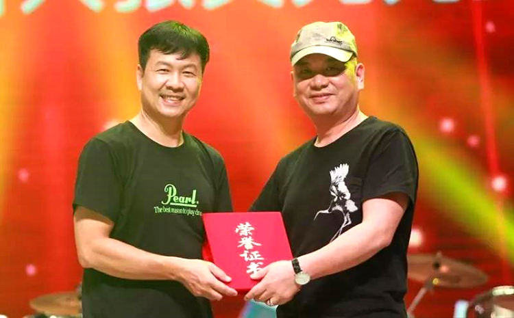 聘请张文光老师为徐州吴涛鼓校荣誉校长